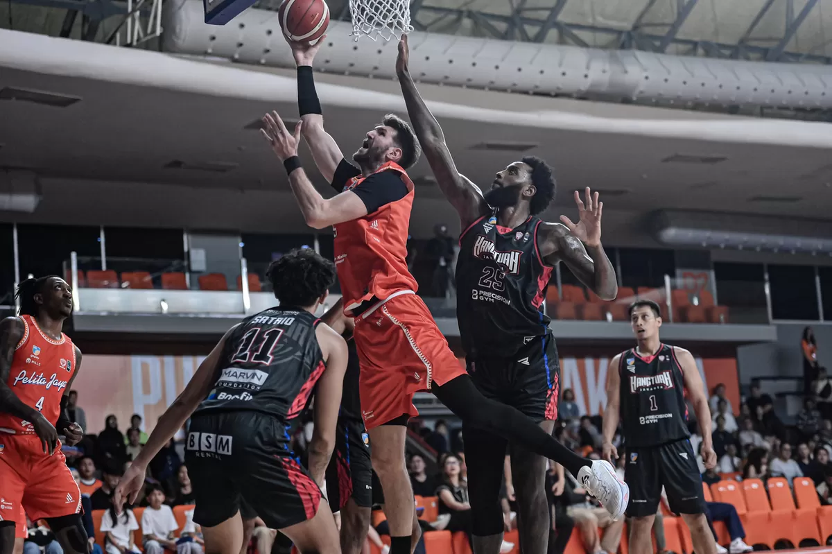 Pemain Pelita Jaya Jeffree Withey tampil dominan di paint area, pada lanjutan IBL GoPay 2026 melawan Hangtuah Jakarta, 13 Februari 2026 di PJ Arena. (IBL Indonesia)