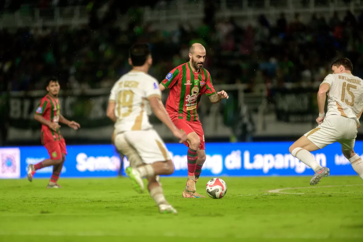 Pertandingan Persebaya versus Bhayangkara FC dalam lanjutan Super League 2025/26. (Persebaya)