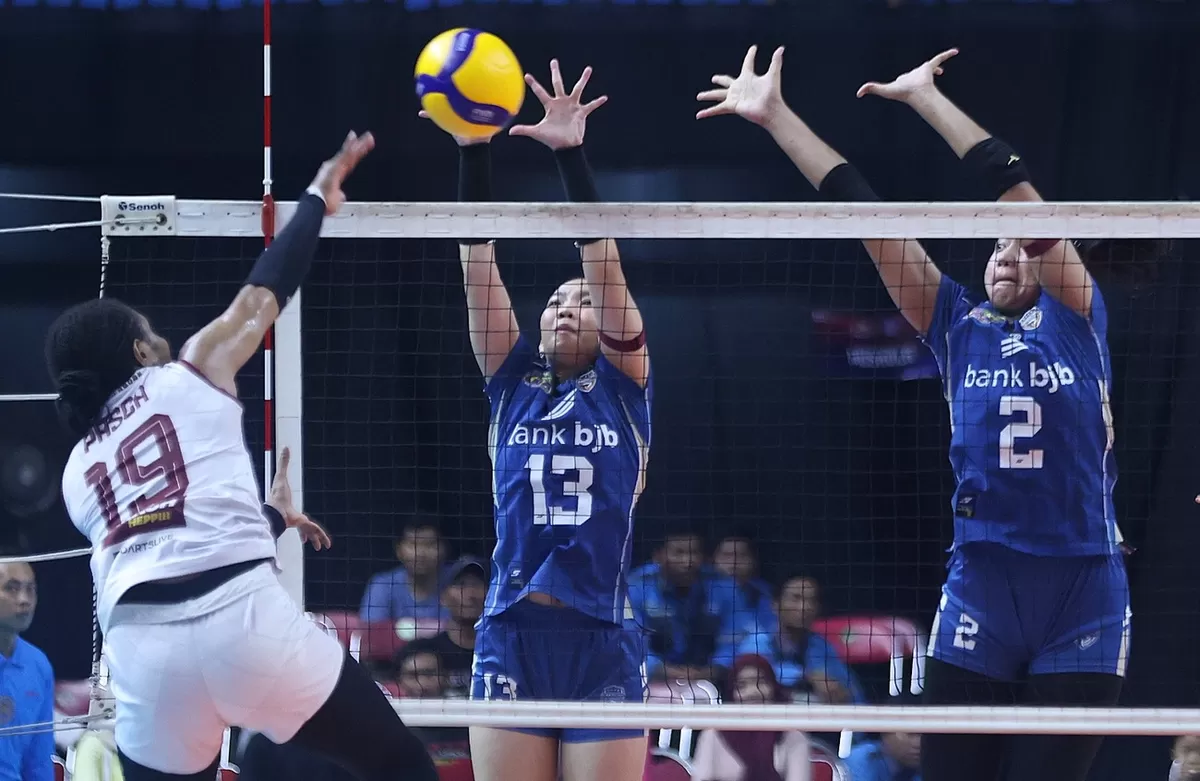 Dua Pemain bjb Tandamata berusaha menahan smes pemain asing Medan Falcons di lanjutan seri III putaran dua Proliga 2026, di Brojonegoro, Sabtu, 14 Februari 2026. (PBVSI)