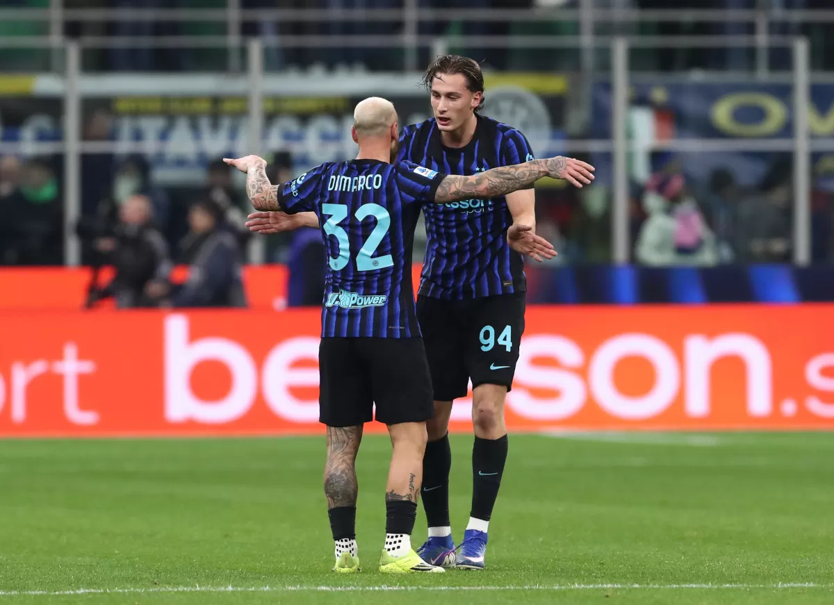 Francesco Pio Esposito dari FC Internazionale Milano merayakan gol ketiga timnya bersama rekan setimnya Federico Dimarco.