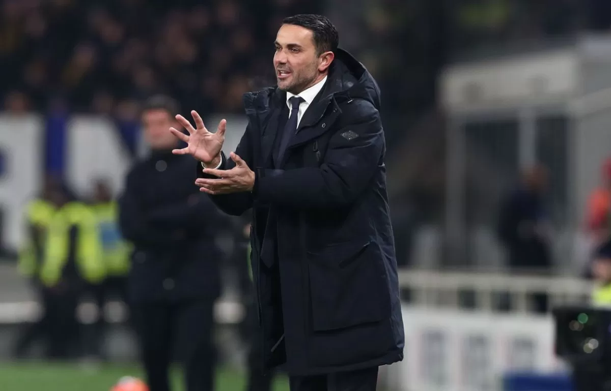 Pelatih Atalanta BC, Raffaele Palladino, memberikan instruksi kepada para pemainnya.