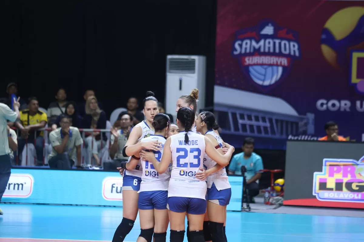 Para pemain Bandung bjb Tandamata berpelukan untuk saling menguatkan usai kekalahan telak 0-3 dari Petrokimia Pupuk Indonesia.  (PBVSI)