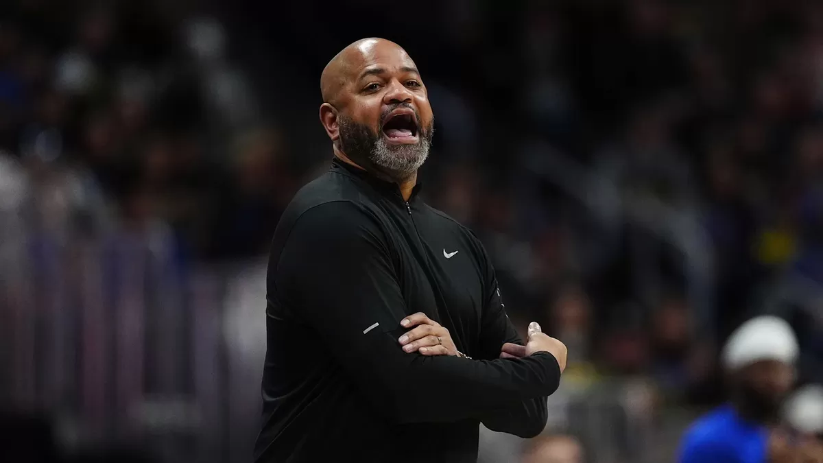 Pelatih Detroit Pistons, J.B. Bickerstaff, memberikan instruksi kepada timnya pada kuarter pertama melawan Denver Nuggets.  ( Ron Chenoy)