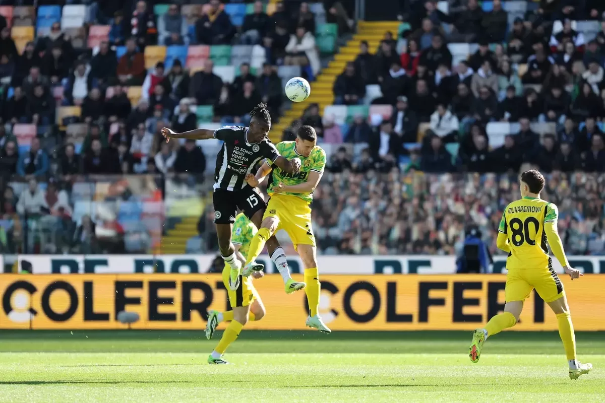 Jay Idzes mengawal pertahanan Sassuolo dengan tangguh. (sassuolocalcio)