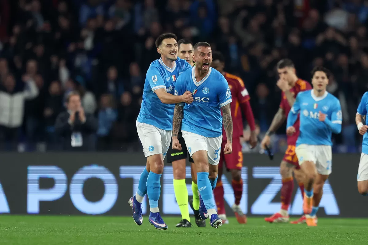 Leonardo Spinazzola merayakan setelah mencetak gol pertama untuk  Napoli.