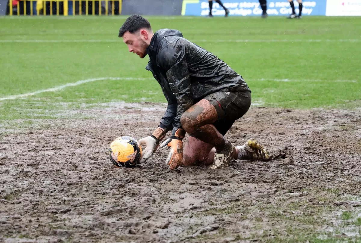 Pertandingan Grimsby melawan Wolves berlangsung di lapangan yang berlumpur.