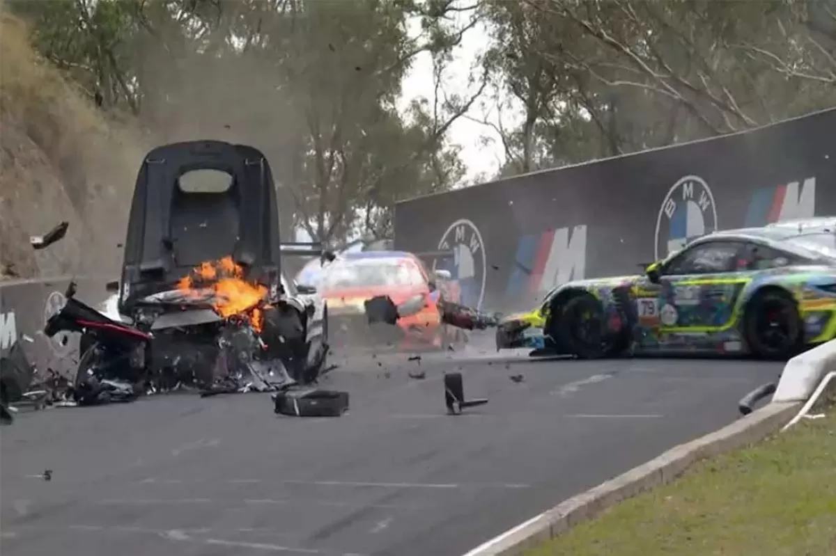 Insiden kecelakaan pembalap Ralf Aron di ajang Bathurst 12 Hour di Australia (Motorsport.com)