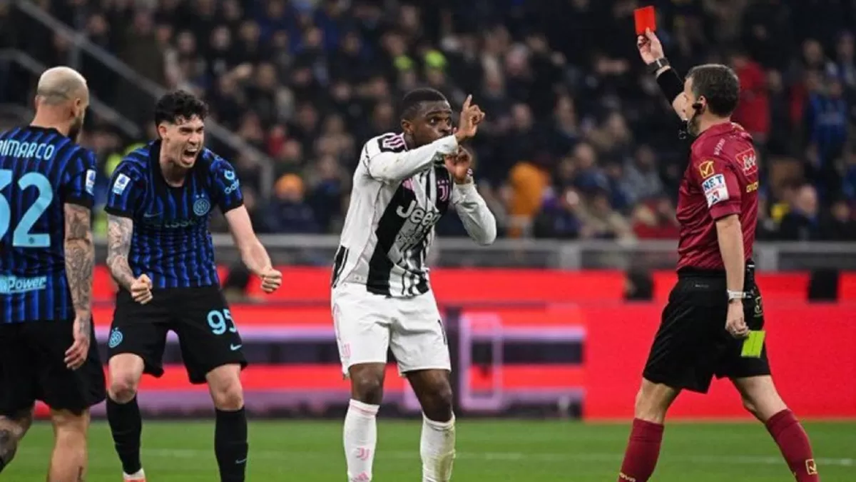 Wasit Federico La Penna mengeluarkan kartu merah untuk Pierre Kalulu saat laga Juventus vs Inter Milan. (Getty Images)