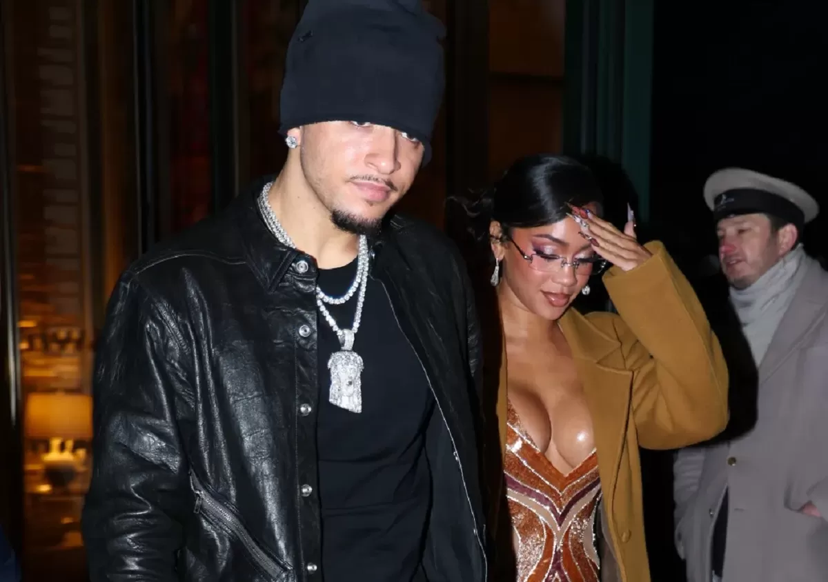 Jadon Sancho terlihat bergandengan tangan dengan kekasihnya, Saweetie, di Paris saat keduanya tampil glamor.