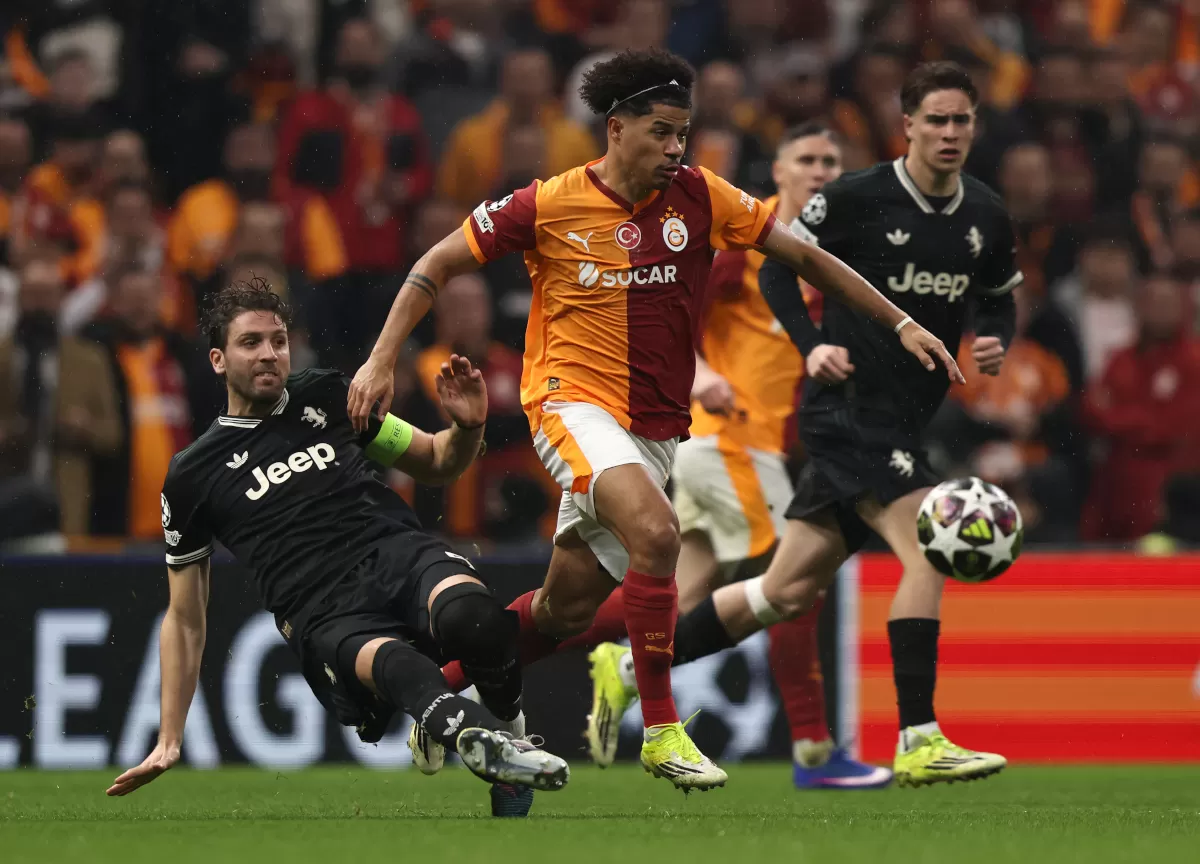 Gabriel Sara dari Galatasaray A.S. berlari membawa bola dari Manuel Locatelli dari Juventus.