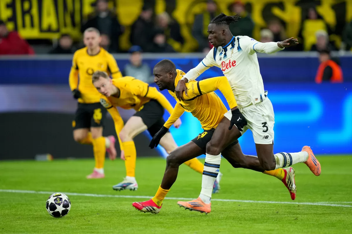 Serhou Guirassy dari Borussia Dortmund dihalangi oleh Odilon Kossounou (Atalanta).