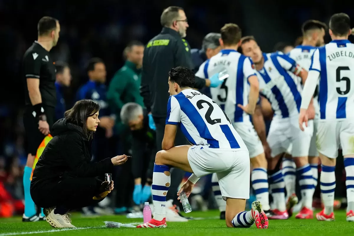 Nayef Aguerd berbuka puasa saat bermain untuk Real Sociedad. (fifpro)