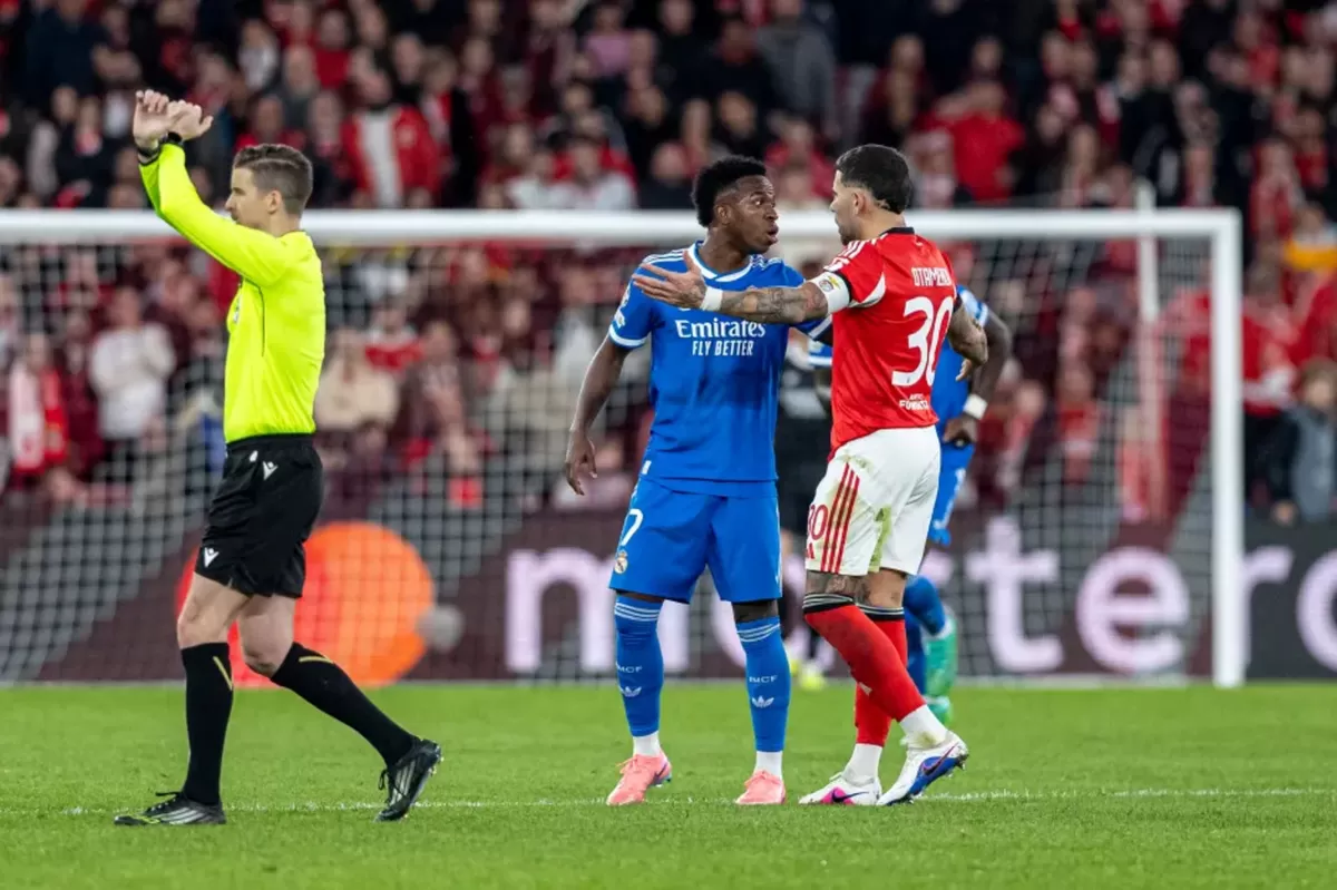 Otamendi dan Vinicus Jr pada laga play-off 16 besar Liga Champions 2025/26 antara Benfica kontra Real Madrid. (Getty Images)