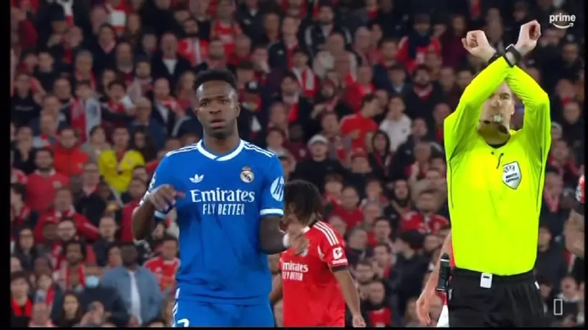 Wasit Francois Letexier membuat gestur tanda silang sebagai isyarat dimulainya protokol anti-rasisme UEFA.