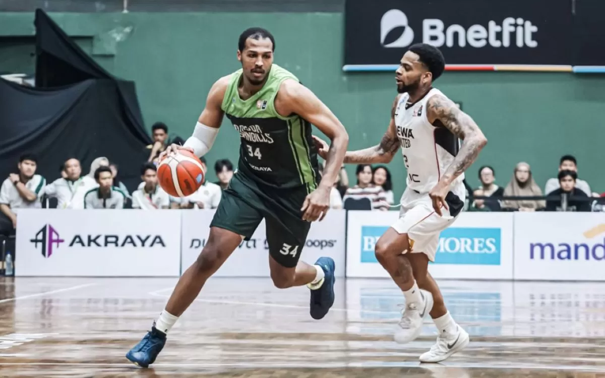 Aksi pemain Bogor Hornbills Kaleb Wesson (IBL)