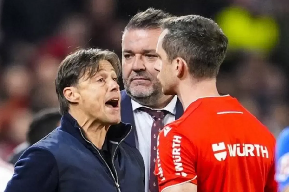 Pelatih Sevilla Matias Almeyda, melakukan protes kepada wasit. (La Derecha Diario)