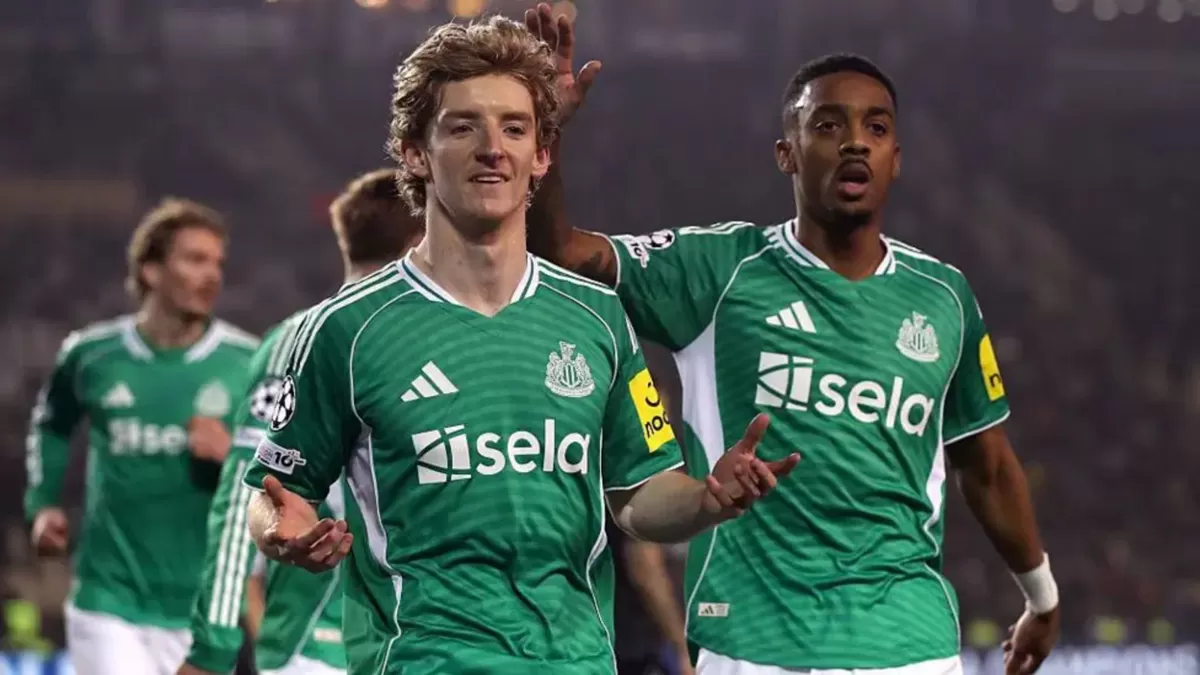 Anthony Gordon bersama pemain Newcastle melakukan selebrasi usai bobol gawang Qarabag. (Getty Images)