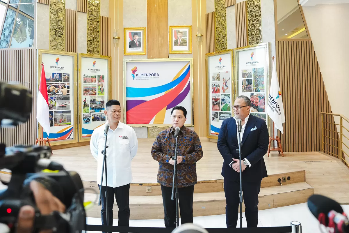 Menpora Erick Thohir, didampingi Duta Besar RI untuk Malaysia Mohamad Hasrin Tengku Hussin dan Ketua NOC Indonesia, Raja Sapta Oktohari memberikan keterangan di Kantor Kemenpora, Jumat, 20 Februari. (KEMENPORA)