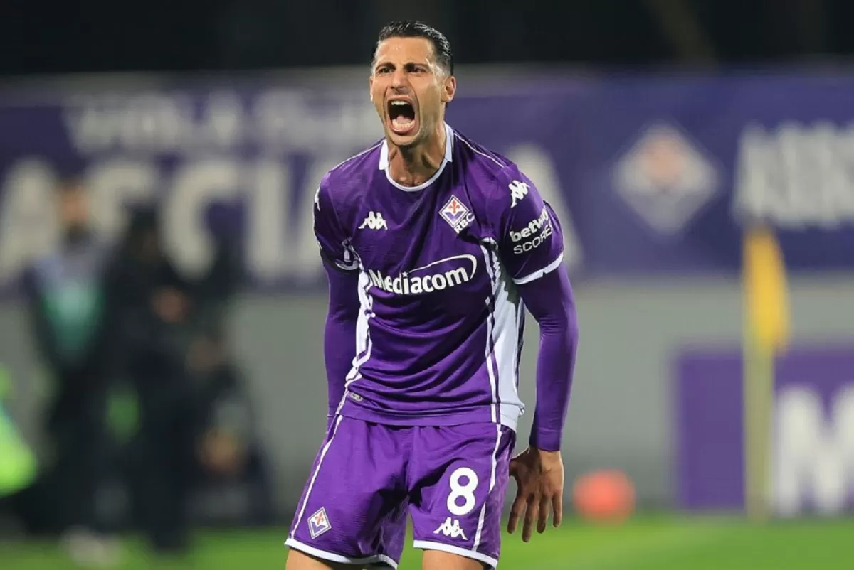 Rolando Mandragora meluapkan ekspresi usai mencetak gol untuk Fiorentina.