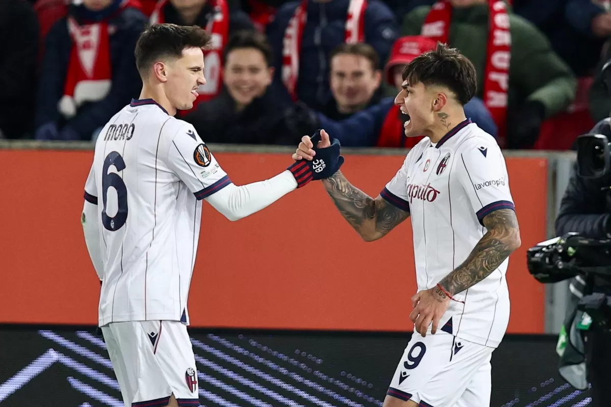 Santiago Castro merayakan golnya bersama rekan setimnya Nikola Moro dalam pertandingan play-off Liga Europa antara Bologna dan SK Brann. (bolognafc1909)