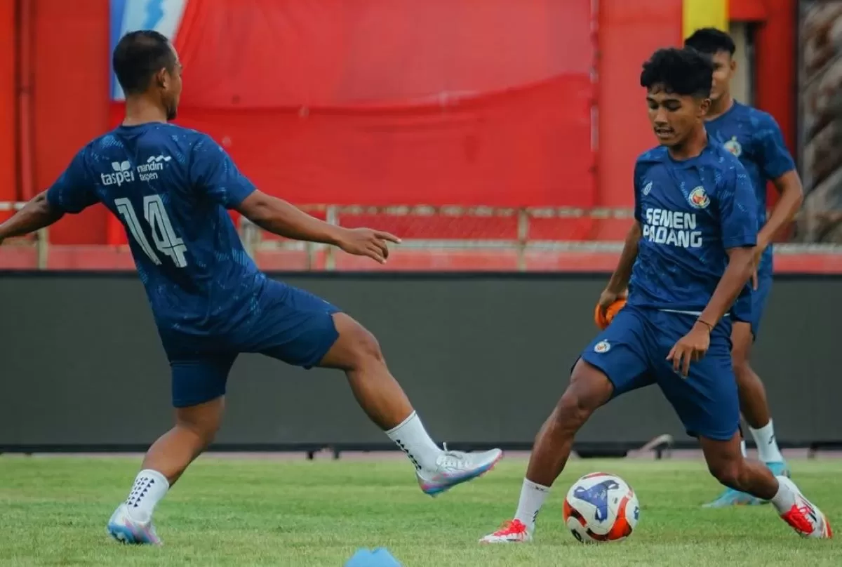 Skuat Semen PAdang jalani latihan jelang duel melawan Malut United FC di pekan ke-22 Super League (Semen Padang)