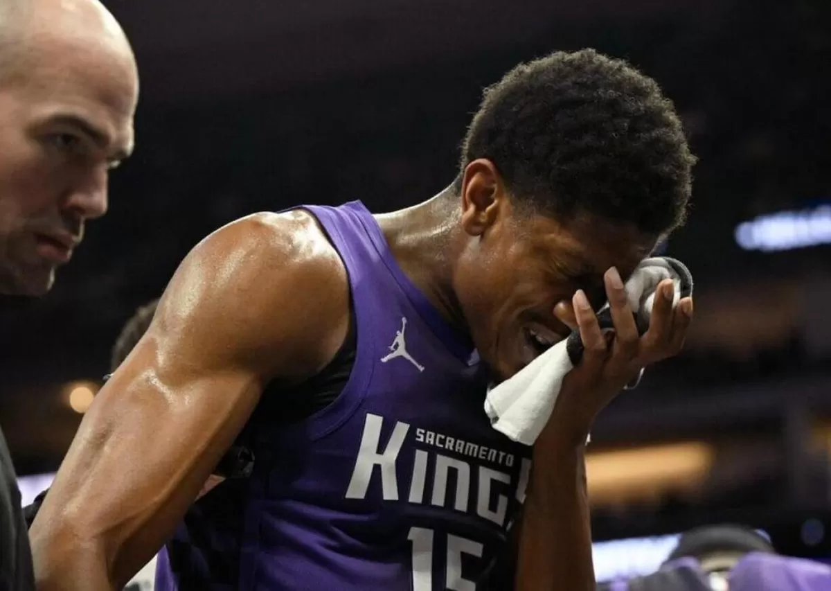 Pemain Sacramento Kings, De'Andre Hunter menahan sakit setelah mengalami cedera di retina matanya, pada laga 6 Februari lalu. (Getty Images)
