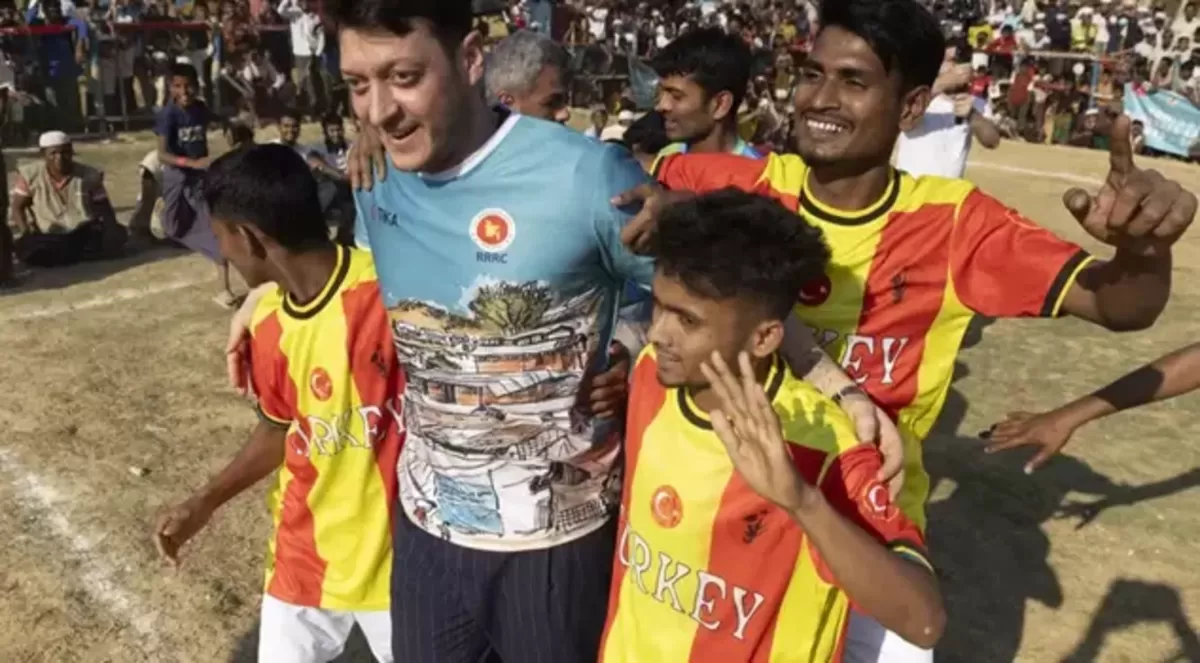 Mesut Ozil main bola bareng anak-anak pengungsi Rohingya. (Haberler)