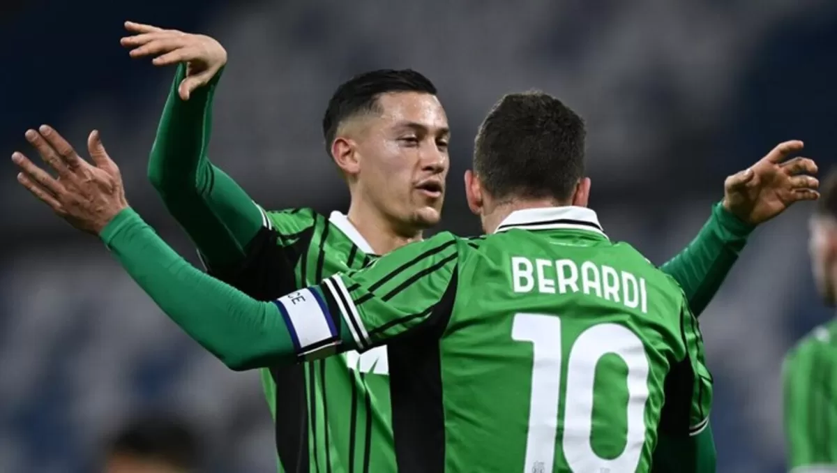 Jay Idzes merayakan gol Domenico Berardi ke gawang Hellas Verona. (Getty Images)