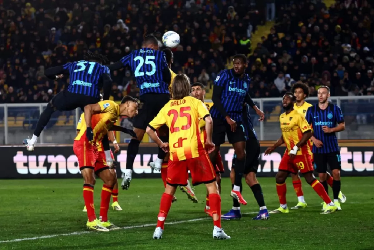 Manuel Akanji dari Inter mencetak gol kedua timnya selama pertandingan Serie A melawan Lecce.