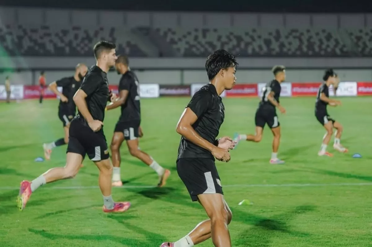 Skuat Dewa United Banten FC jalani latihan resmi di Indomilk Arena (Dewa United)