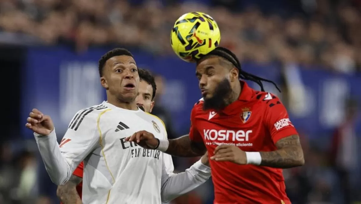 Pemain Real Madrid, Kylian Mbappe berebut bola dengan pilar Osasuna. (Reuters)