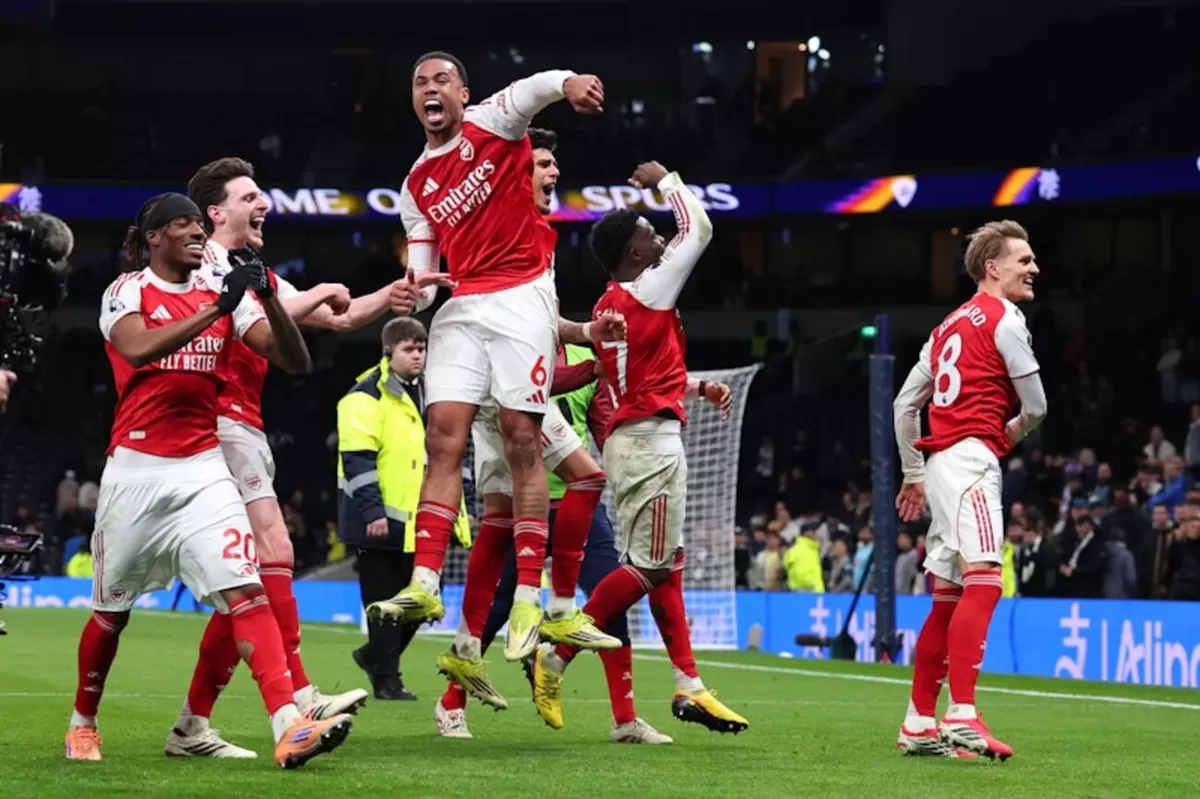 Pemain Arsenal melakukan selebrasi usai bobol gawang Tottenham Hotspur. (Getty Images)