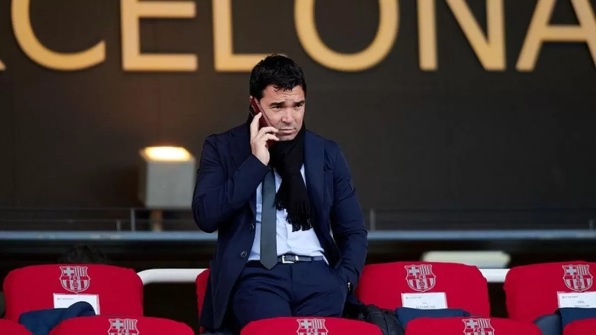 Direktur olahraga Barcelona, Deco ditugaskan untuk melepas pemain di burs musim panas. 