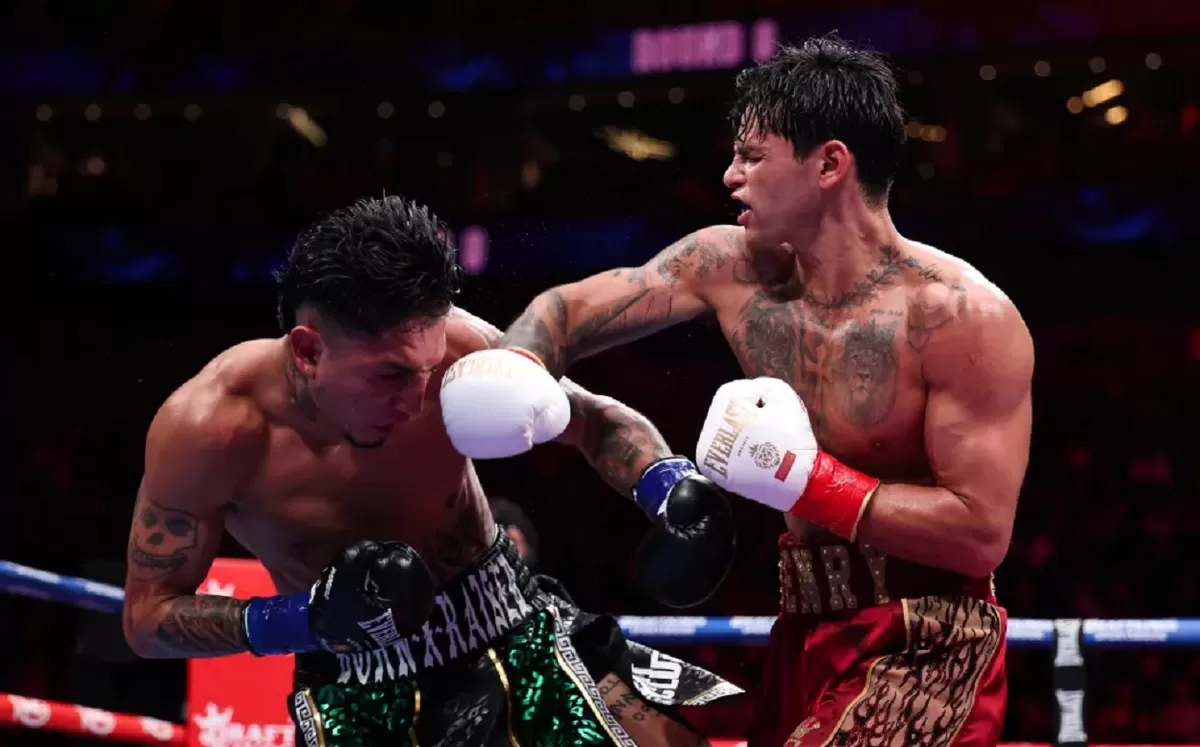 Pukulan tangan kanan Ryan Garcia ambrukan Mario Barrios.