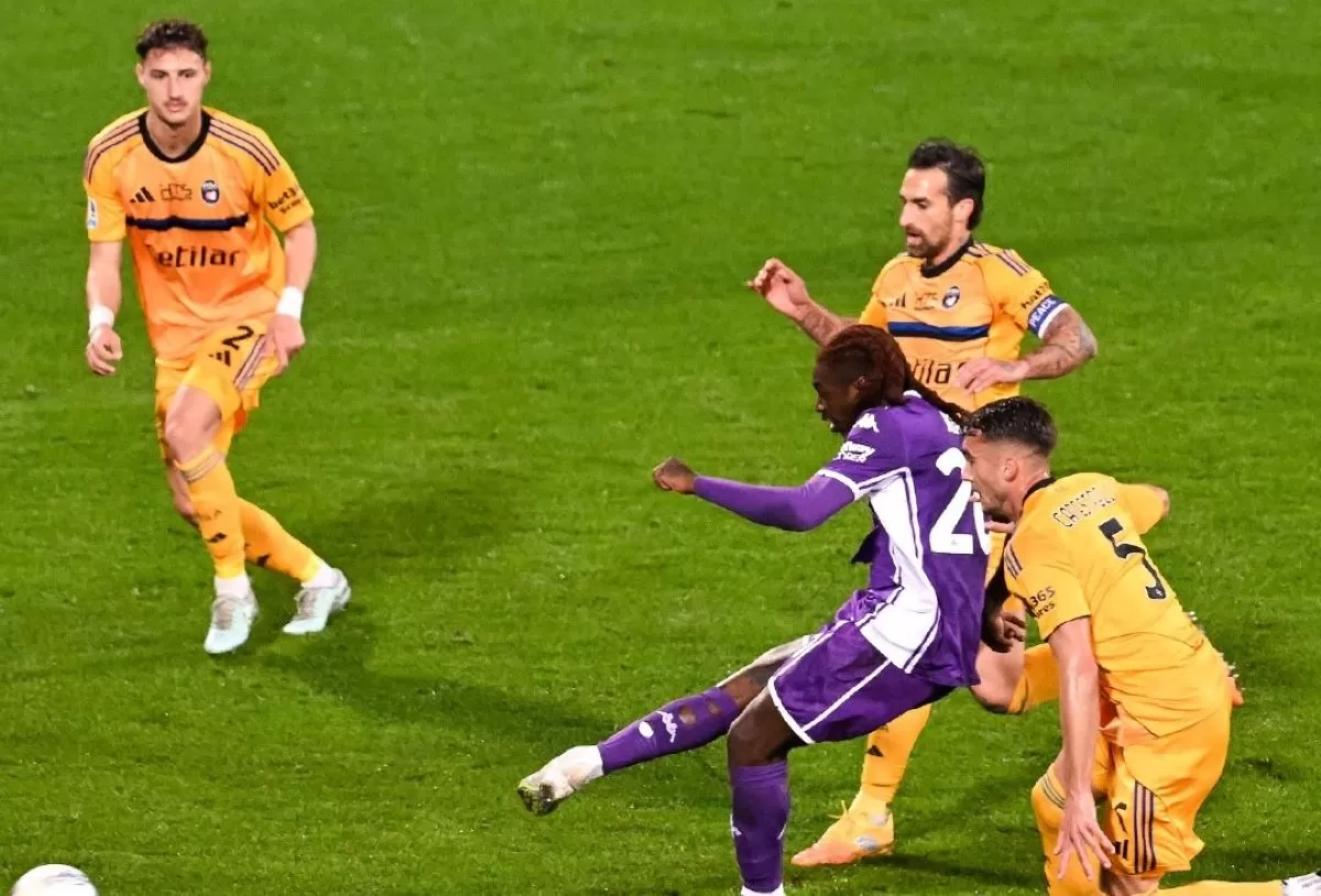 Moise Kean dikepung tiga pemain Pisa di laga pekan ke-26 Serie A 2025/26 (@acffiorentina)