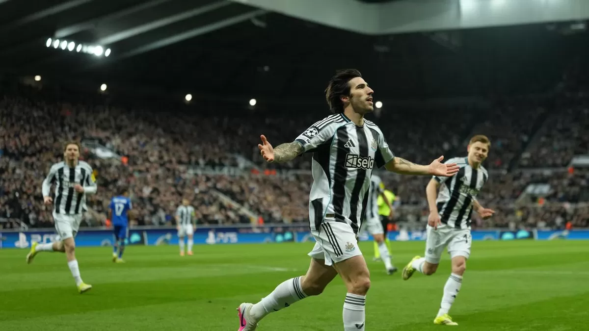 Pemain Newcastle United, Sandro Tonali lakukan selebrasi usai bobol gawang Qarabag di Liga Champions. (AP Photo)