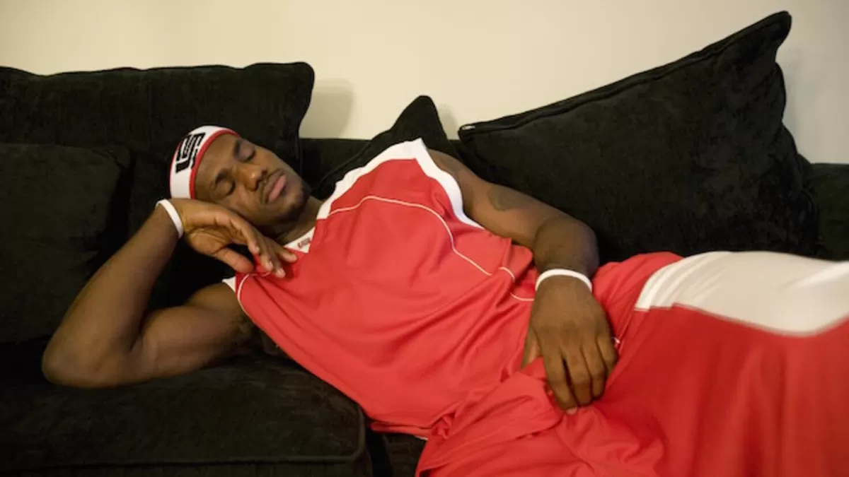 Pemain basket NBA Lebron James  saat mengambil tidur siang singkat pada saat jelang pertandingan.  (Justin Jay)