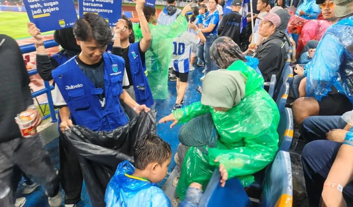 Sapu bersih sampah di GBLA digelar selama pertandingan kandang Persib (Persib)