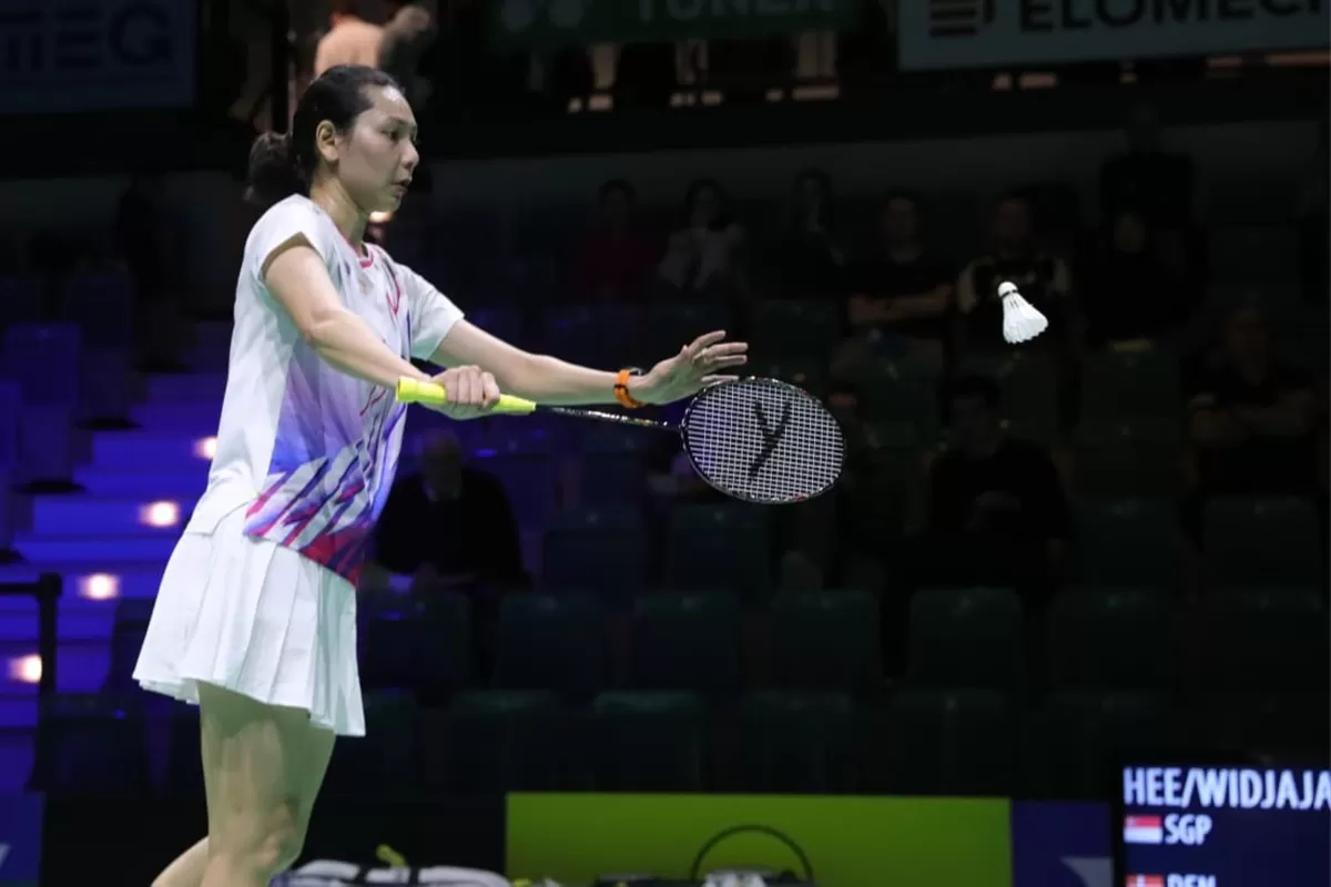 Pemain spesialis ganda campuran, Gloria Emanuelle Widjaja saat melakukan serve di lanjutan laga Germain Open 2026, di Mulheim.  (PBSI)