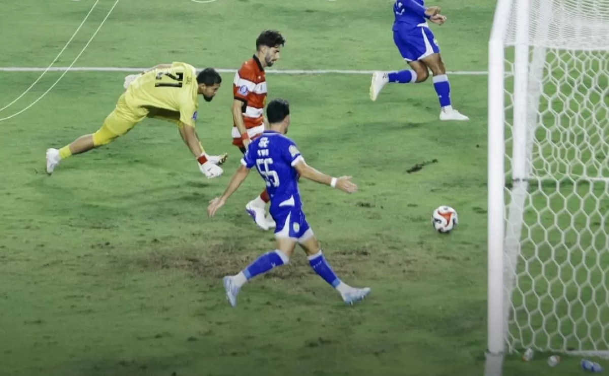 Frans Putros melengkapi gol kelima Persib ke gawang Madura United FC (Persib)