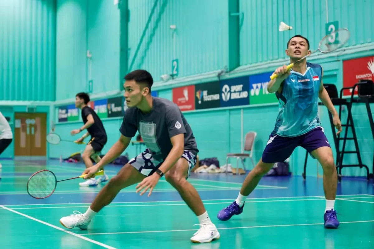 Ganda putra Indonesia, Fajar Alfian/M. Shohibul Fikri berlatih bersama dengan Ben Lane/Sean Verdy di National Badminton Centre, Milton Keynes, Jumat, 27 Februari 2026. Ini bagian dari aklimatisasi. (PBSI)