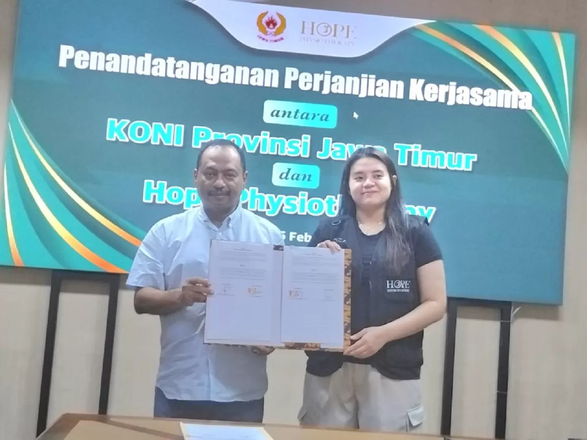 Ketua Umum KONI Jatim Muhammad Nabil (kiri) memperpanjang kerja sama dengan Hope Physiotherapy.