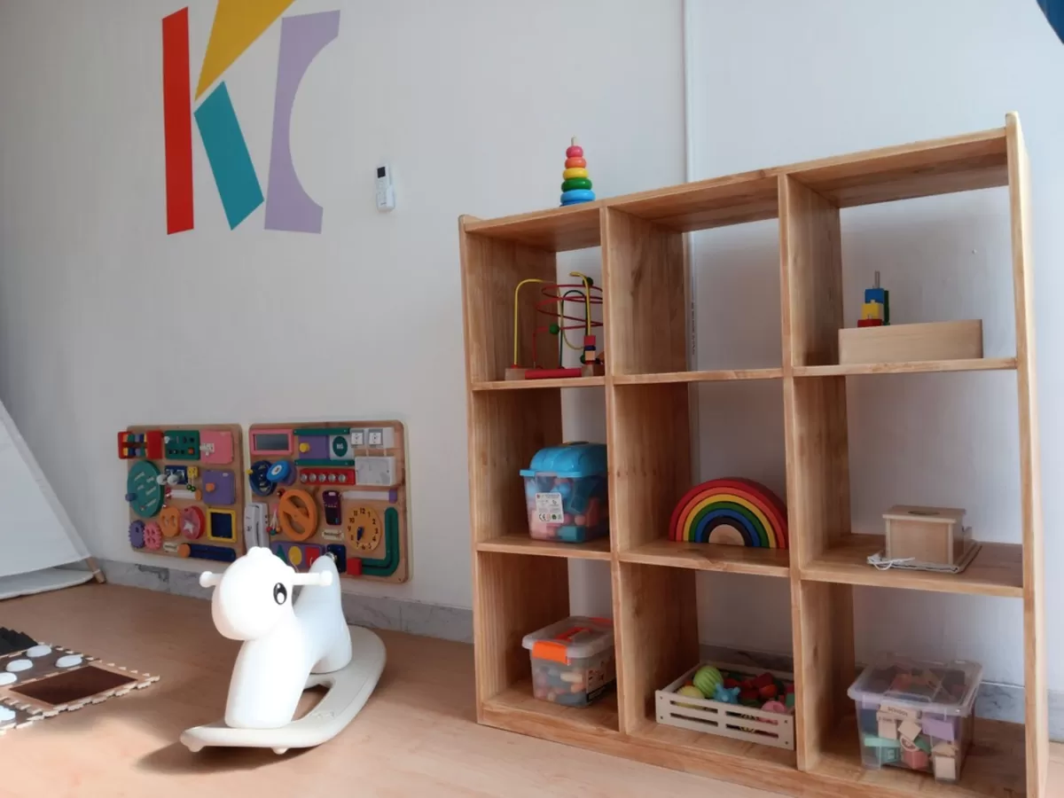 Pengasuhan anak bukan lagi urusan privat, melainkan fondasi produktivitas bangsa. Melalui layanan pengasuhan yang transparan dengan CCTV real-time dan kurikulum stimulasi, MainStory membantu para ibu  (Mainstory)