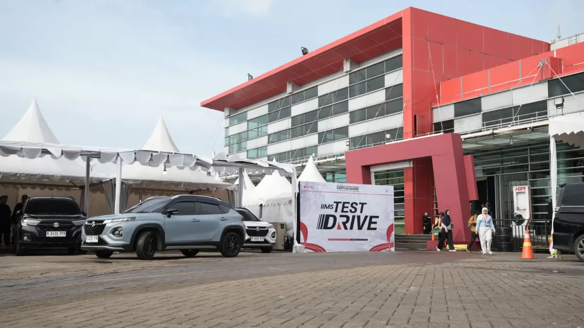 Serunya pengalaman test drive di IIMS 2026! Momen ini jadi cara seru bagi orang tua mengenalkan teknologi kendaraan terbaru sekaligus quality time bersama keluarga (Dyandra)