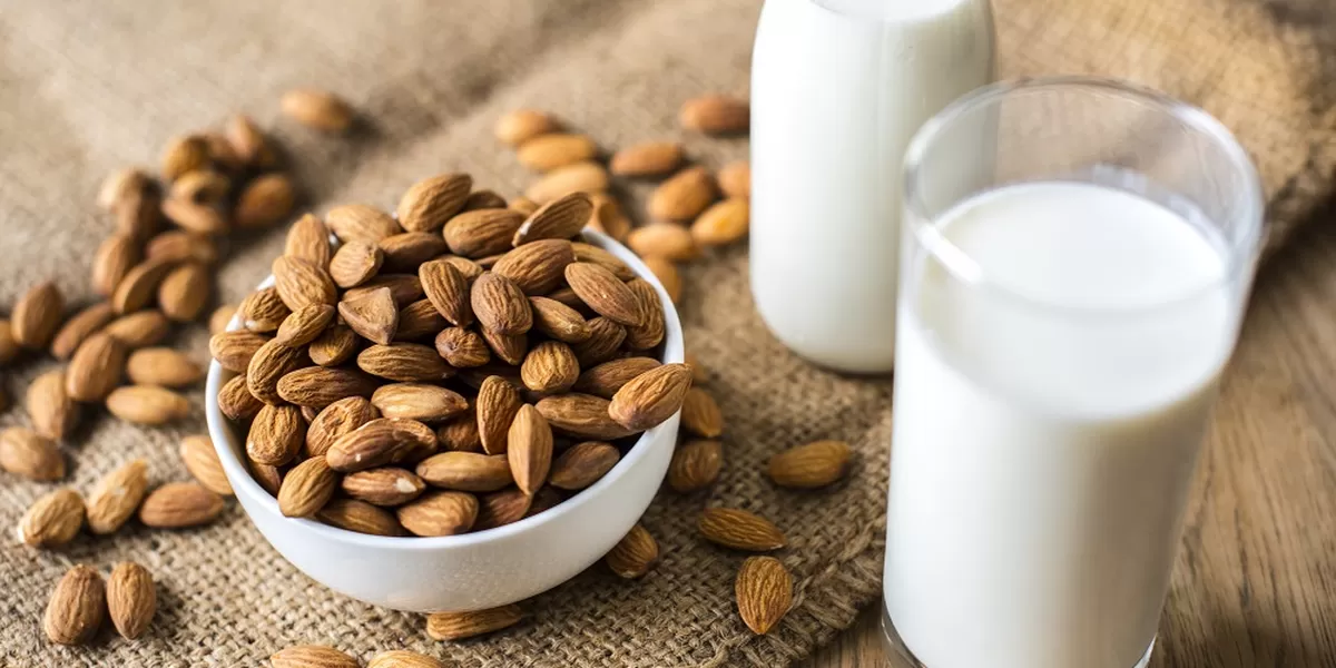 Susu almond dapat dikenali dari tekstur seperti krim yang lembut dengan rasa kacang yang khas. Susu almond pun kini semakin banyak digemari karena rasanya yang lezat dan rendah kalori dibandingkan susu sapi.  (Freepik)