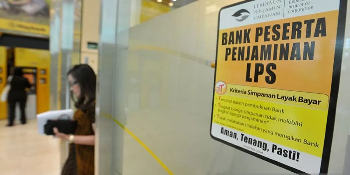 Ilustrasi - Seorang nasabah keluar dari sebuah bank swasta yang dijamin Lembaga Penjamin Simpan (LPS), di Jakarta. ANTARA FOTO/Audy Alwi/foc/aa. (ANTARA/AUDY ALWI/AUDY ALWI)
