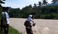 Kepala Madrasah Ibtidaiyah di Daerah Bogor, Rela Gendong Siswa Untuk Keselamatan Dari Derasnya Sungai Cibeet