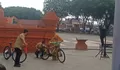 Ridwan Kamil Bagikan Sepeda saat Peresmian Alun-alun Kasepuhan Cirebon, Cari Ibu dengan 7 Anak 