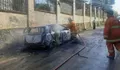 Mobil Daihatsu Ayla Merah Terbakar di Depok