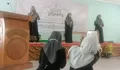 Siswa SMA Islam Al Mukhlishin Ulas Kreteria Pemimpin Dalam Pidato Tiga Bahasa